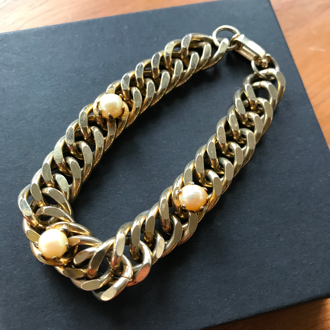 6.5" Vintage 1960s Costume Curb Chain Bracelet w Three 3 Pearls & Latch