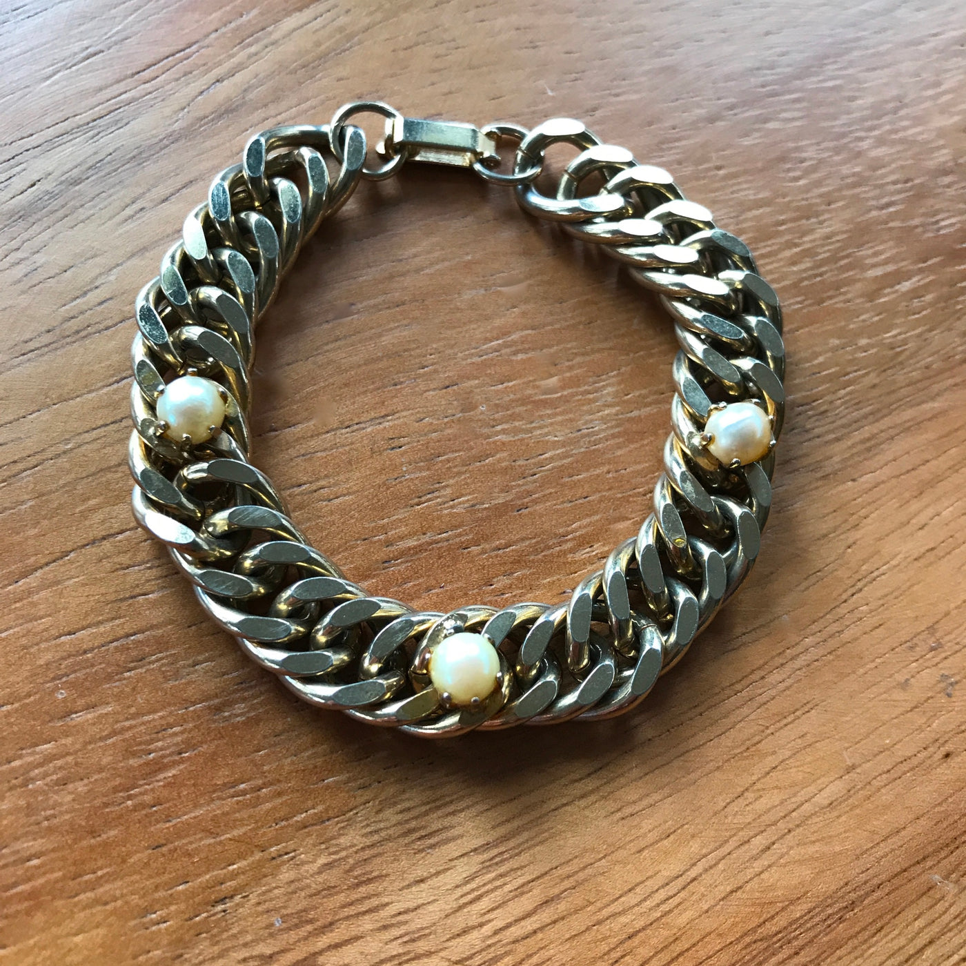 6.5" Vintage 1960s Costume Curb Chain Bracelet w Three 3 Pearls & Latch