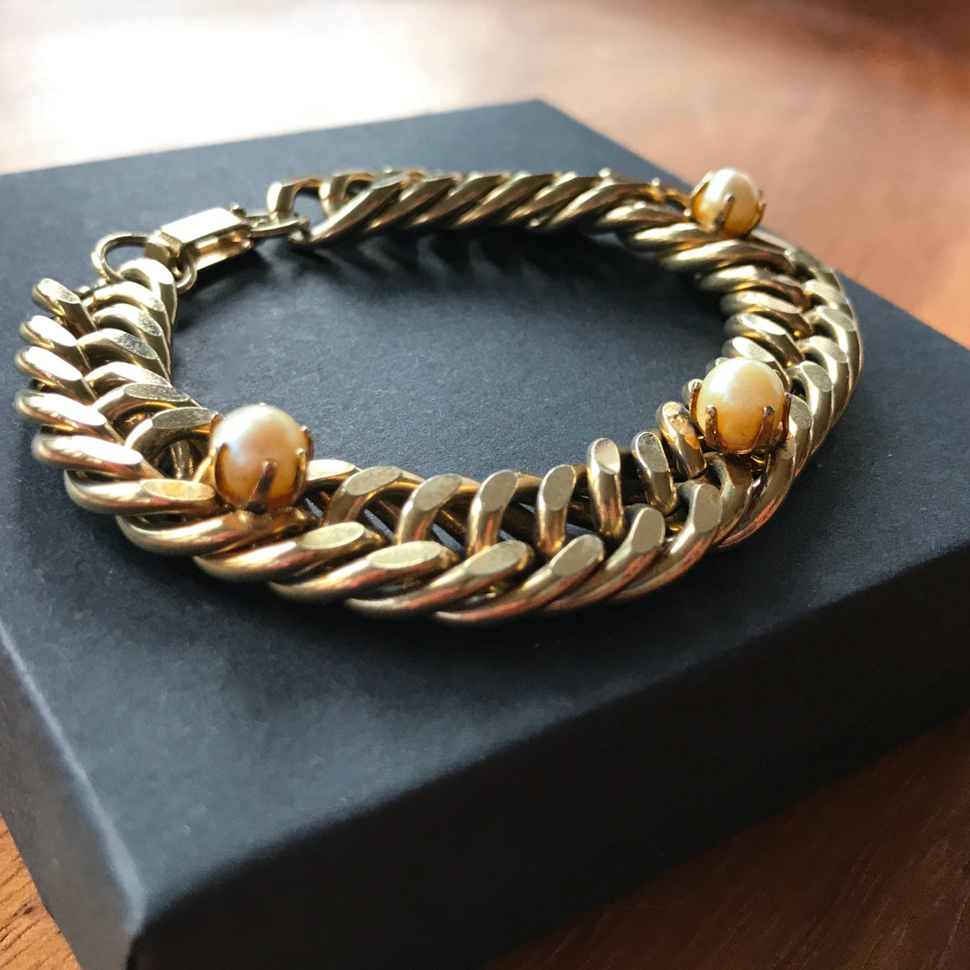 6.5" Vintage 1960s Costume Curb Chain Bracelet w Three 3 Pearls & Latch