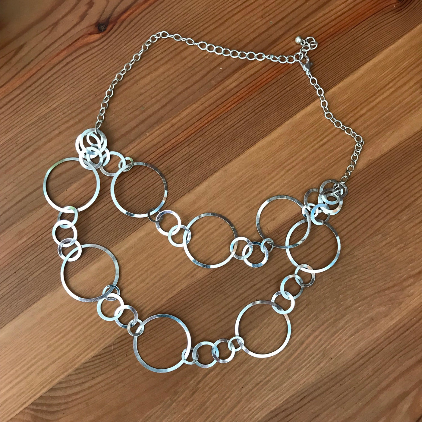 22" Modernist Circles Chain Silver Tone Necklace Lightweight Gangly BRIGHT